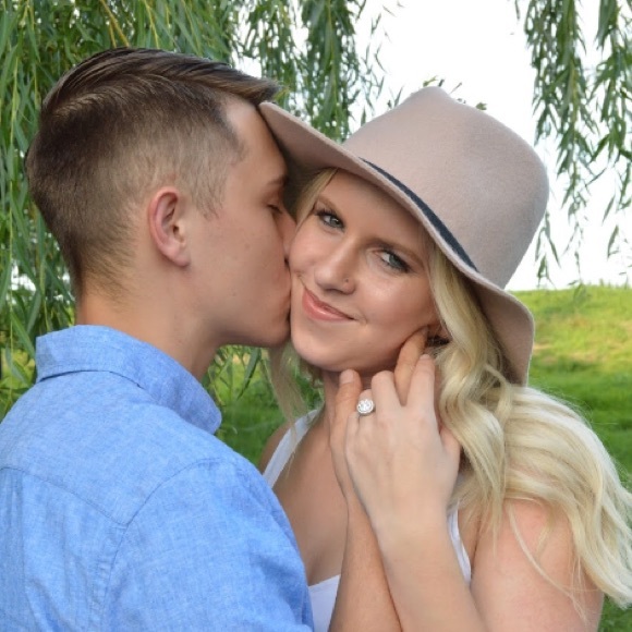 Meet your Posher, Allison - Picture 1 of 1